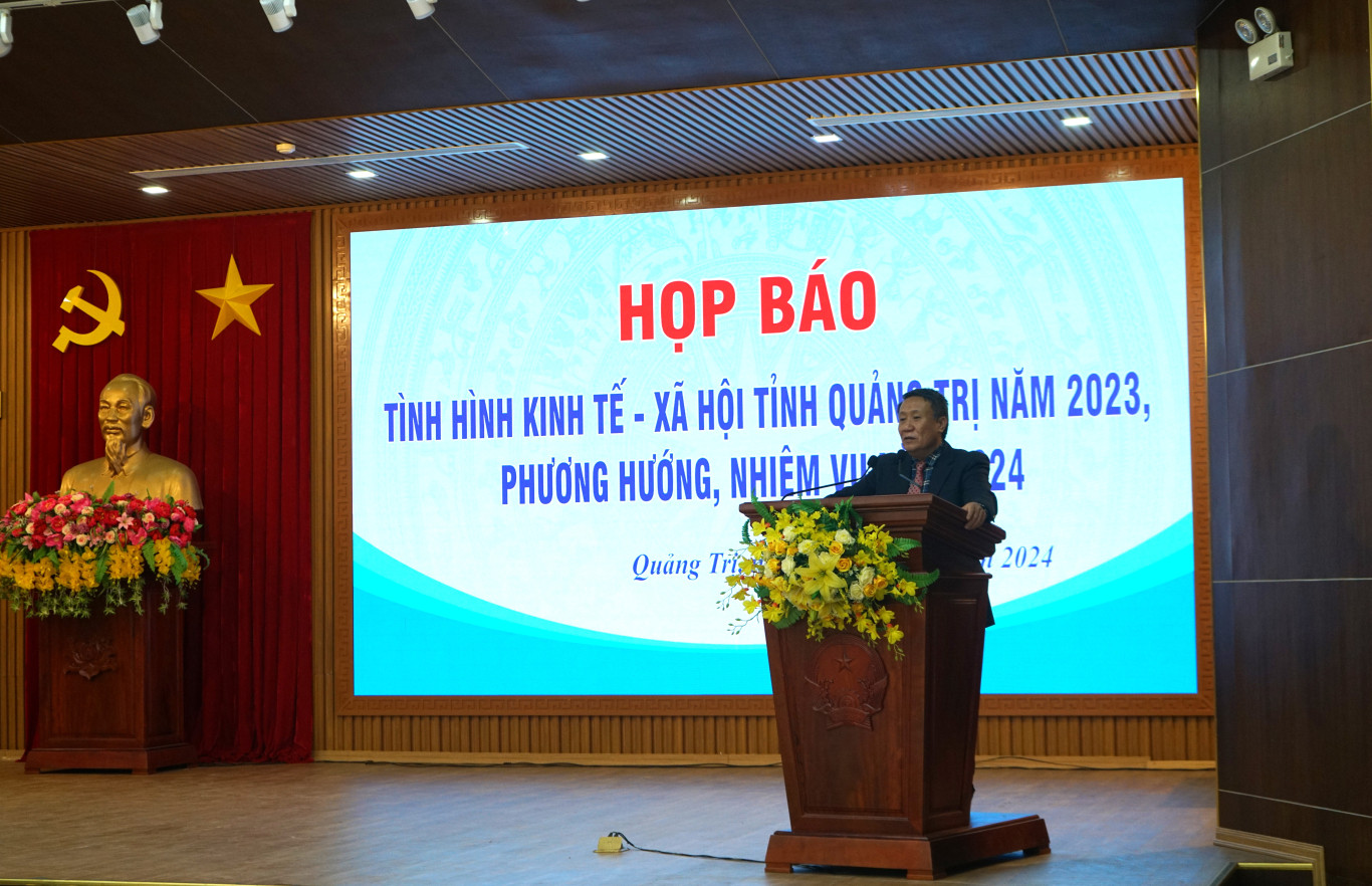 Ph&oacute; Chủ tịch Thường trực UBND tỉnh H&agrave; Sĩ Đồng ph&aacute;t biểu kết luận tại buổi họp b&aacute;o: Ảnh - LT